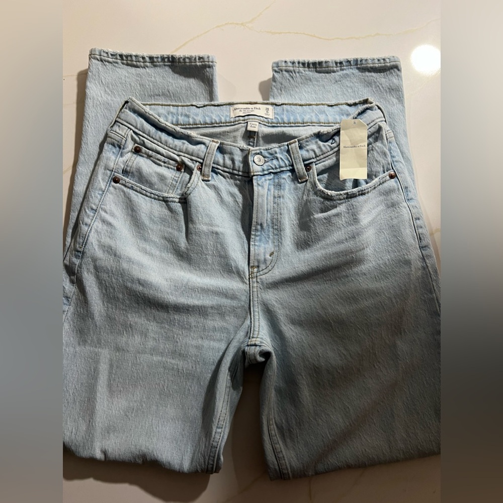 BRAND NEW ABERCROMBIE AND FITCH  Curve Love Mid Rise 90s Straight Jean